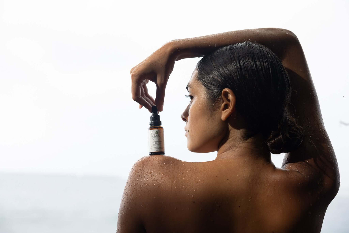 Sérum jeunesse conçu pour revitaliser la peau, lisser les signes de l’âge et révéler un teint éclatant naturellement ✨. Sa texture légère pénètre rapidement pour nourrir la peau en profondeur sans effet gras.